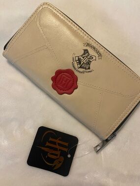 NWT Harry Potter Hogwarts Letter Zip-Around Wallet
